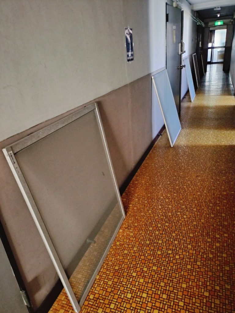 鶴見、全部屋網戸交換と火災報知器交換